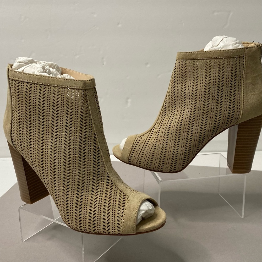 NEW! ALDO Spring/Summer Neutral colored Beige/Cream peep-toe heeled bootie! Sz 7